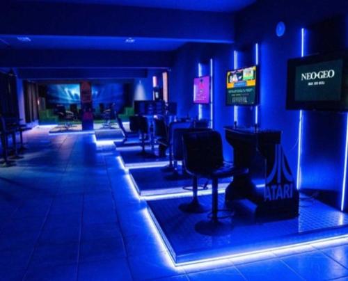 Zimmer mit blauen Lichtern und Stühlen in einem Gebäude in der Unterkunft Capivari ecoresort residence in Campina Grande do Sul