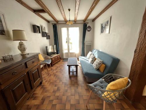 Photo de la galerie de l'établissement Villa de plain-pied avec piscine chauffée à 50m de la plage, jardin clos, WIFI, 1000m des commerces - FR-1-324-251, à Saint-Gilles-Croix-de-Vie