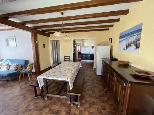 Photo de la galerie de l'établissement Villa de plain-pied avec piscine chauffée à 50m de la plage, jardin clos, WIFI, 1000m des commerces - FR-1-324-251, à Saint-Gilles-Croix-de-Vie