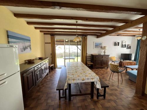 Photo de la galerie de l'établissement Villa de plain-pied avec piscine chauffée à 50m de la plage, jardin clos, WIFI, 1000m des commerces - FR-1-324-251, à Saint-Gilles-Croix-de-Vie