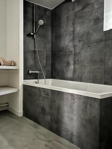 une salle de bain avec baignoire et douche dans l'établissement Etage Meynadier, à Paris