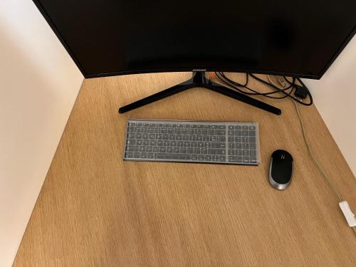 un moniteur informatique et un clavier et une souris sur un bureau dans l'établissement Etage Meynadier, à Paris