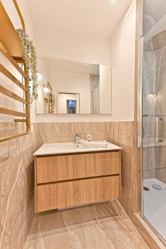 une salle de bain avec un lavabo et une douche dans l'établissement Residence Galeries Lafayette by Studio Prestige, à Paris