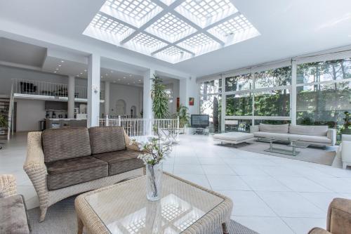 Heart of Cannes Luxury Stay - Steps from Beach & Palais