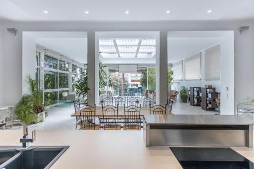 Heart of Cannes Luxury Stay - Steps from Beach & Palais