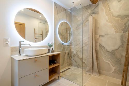 ein Badezimmer mit Waschbecken und Spiegel in der Unterkunft Exceptionnel - Couvent entièrement rénové - classé Patrimoine - Piscine, au calme et à 100 m du coeur de l'Isle in LʼIsle-sur-la-Sorgue