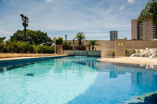 uma grande piscina com água azul em Hotel City Hall em São José dos Campos