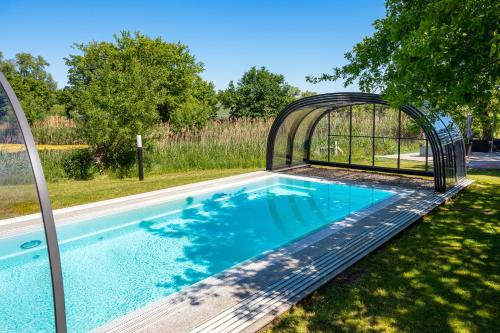an overhead view of a swimming pool with an arch over it at A 5 Ferienhaus Triton in Gramkow