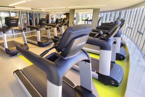 a gym with rows of treadmills at Quarto no Hotel Nacional Rio de Janeiro in Rio de Janeiro