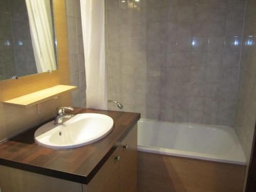 une salle de bain avec un lavabo et une baignoire dans l'établissement Studio Confort 4 Pers. avec Balcon, Parking et Wi-Fi - Brides-les-Bains - FR-1-512-89, à Brides-les-Bains