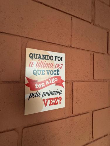 a sign on a brick wall that says analaho for ailimin vs at LOFT ROOTS rosa in Joanópolis
