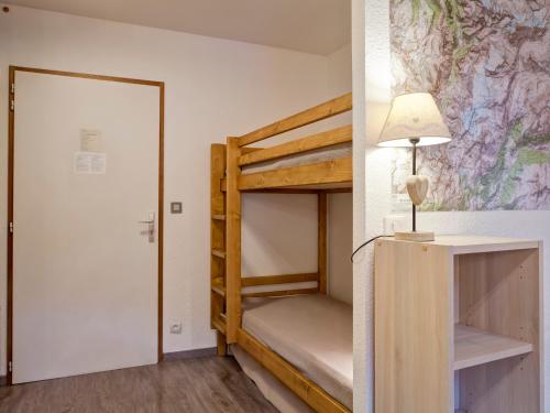 a room with bunk beds and a lamp and a door at Appartement cosy 2 pièces avec balcon et parking, au centre de Brides-les-Bains, proche télécabine. - FR-1-512-204 in Brides-les-Bains