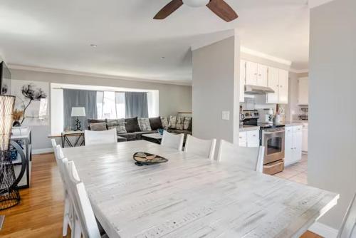 un tavolo bianco e sedie in un soggiorno di Spacious 4 bdr w/ Game Room 5 min Drive to College a Boulder
