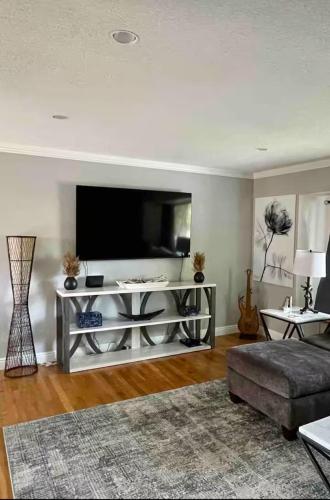 a living room with a large flat screen tv at Spacious 4 bdr w/ Game Room 5 min Drive to College in Boulder