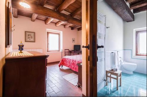 Pokój z sypialnią, łóżkiem i łazienką w obiekcie Agriturismo Ca' Bertu' w mieście Zappolino
