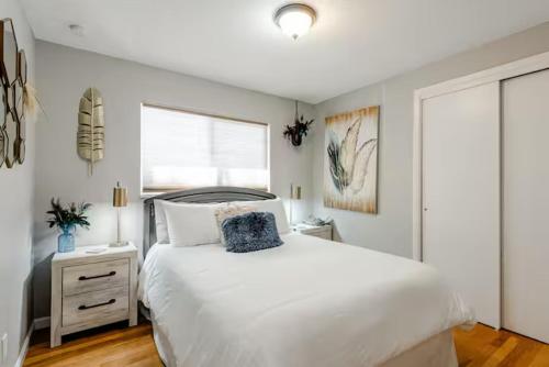 a bedroom with a large white bed and a window at Spacious 4 bdr w/ Game Room 5 min Drive to College in Boulder