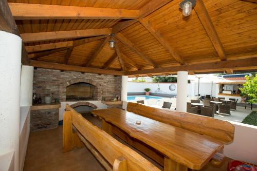 an outdoor patio with a bench and a fireplace at Apartments Dania in Lopar