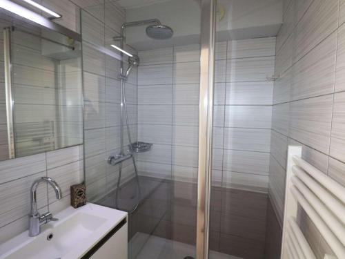 une salle de bain avec douche et lavabo dans l'établissement 2 Pièces avec Grande Terrasse, Climatisation, Piscine et Parking au Grau-du-Roi - FR-1-307-139, au Grau-du-Roi