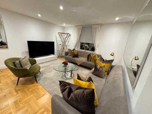 TV a/nebo společenská místnost v ubytování High Deluxe Standard flat for 6 people in the heart of London