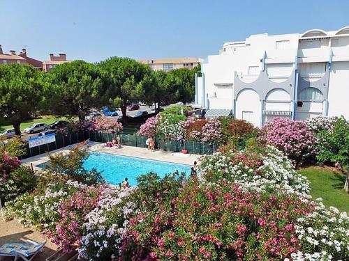- une vue sur la piscine fleurie dans l'établissement 2 Pièces avec Grande Terrasse, Climatisation, Piscine et Parking au Grau-du-Roi - FR-1-307-139, au Grau-du-Roi
