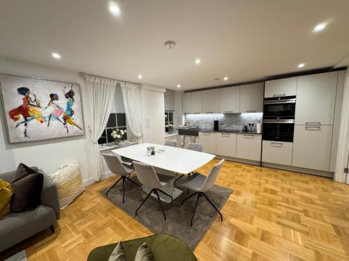 Kuchyň nebo kuchyňský kout v ubytování High Deluxe Standard flat for 6 people in the heart of London