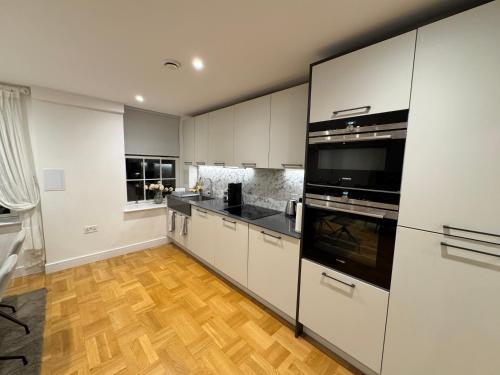 Kuchyň nebo kuchyňský kout v ubytování High Deluxe Standard flat for 6 people in the heart of London