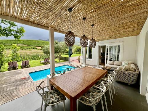 Kolam renang di atau dekat dengan Charming Villa
