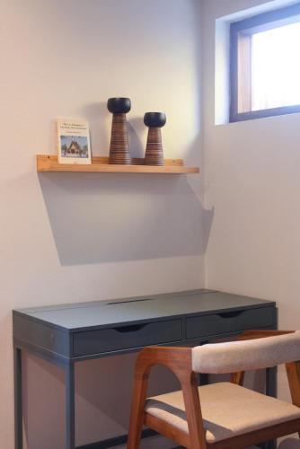 a black desk with two vases on a shelf at Nongkham in Luang Prabang