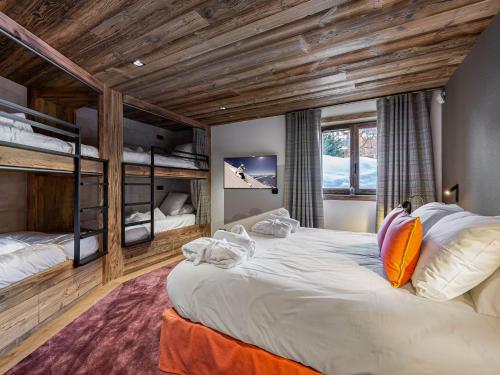 a bedroom with two bunk beds in a room at Chalet neuf, spacieux et moderne, en plein cœur de Courchevel Village, proche des pistes, 14 couchages - FR-1-562-1 in Courchevel