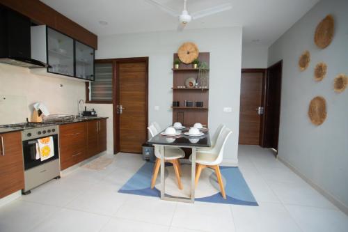 una cucina con tavolo nero e sedie bianche di Aquaview Amina's rental apartment a Bijilo
