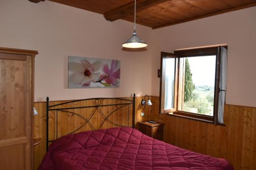 Ένα ή περισσότερα κρεβάτια σε δωμάτιο στο Agriturismo Le Ginestre LAGO DI BOLOSENA
