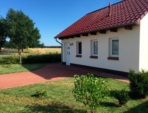 a small white house with a red roof at Ferienhaus zwischen den Seen in Funfseen