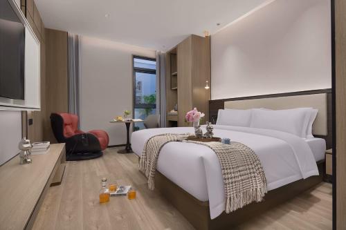 Postel nebo postele na pokoji v ubytování Wenzhou wumajie all-weather hotel shamao river branch - located in the city center pedestrian street with breakfast coffee afternoon tea free laundry drying service free gym free daily necessities free wifi tourist attractions hotel recommendation