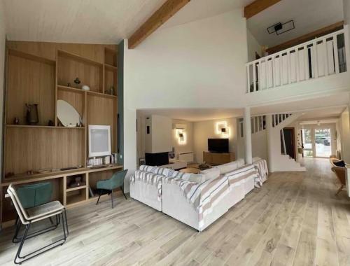 - un grand salon avec un grand lit et un bureau dans l'établissement Villa surf 2, à Lacanau