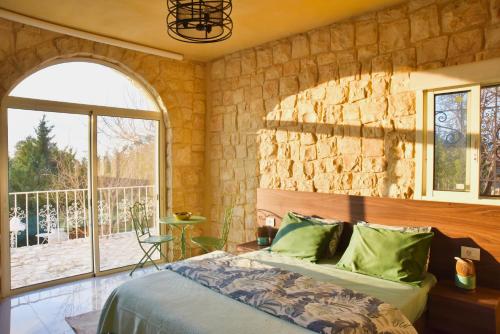 Una cama o camas en una habitación de Le Sunset De Abdelle