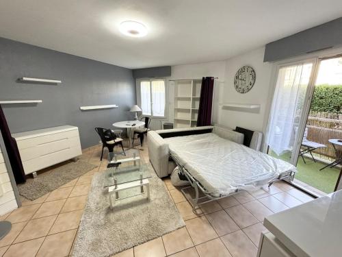 une chambre avec un lit, une table et des chaises dans l'établissement Chez pierre-Olivier, à Saint-Julien-en-Genevois