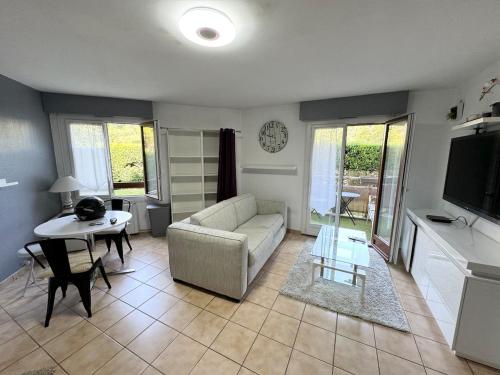 un salon avec un canapé et une table dans l'établissement Chez pierre-Olivier, à Saint-Julien-en-Genevois