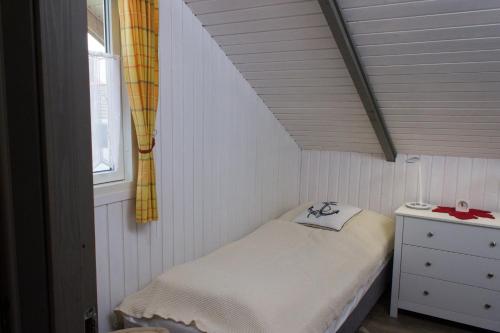 a small bed in a room with a window at Ferienhaus Holnis 13 in Holnishof