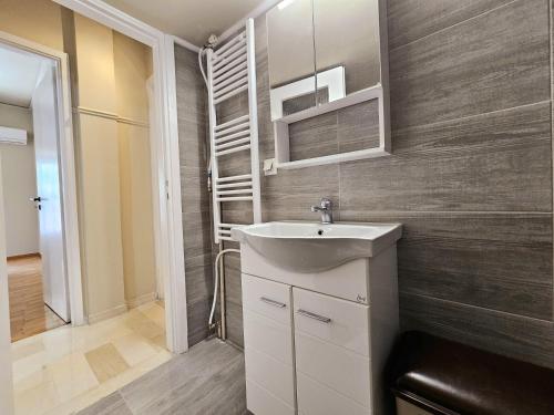 EL Prestige Apartment - Athens Town