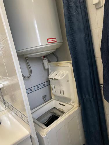 - une petite cuisine avec évier dans une petite pièce dans l'établissement PORTISSOL T1 RDJ CLIM PARKING PRIVATIF 300m PLAGE, à Sanary-sur-Mer