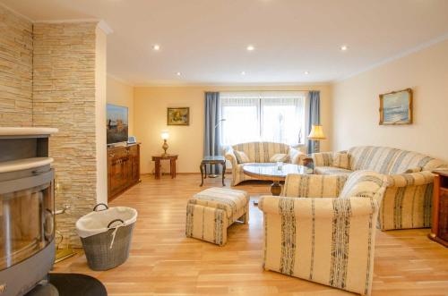 un soggiorno con divano, sedie e TV di Bungalow Merla - Kemnitz a Dahme