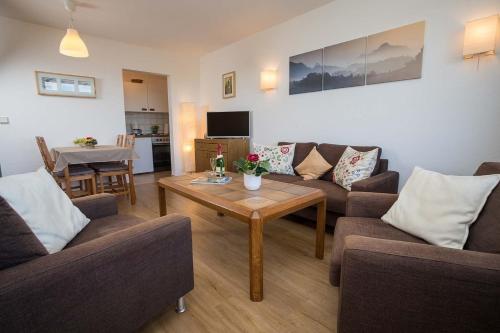 ein Wohnzimmer mit zwei Sofas und einem Couchtisch in der Unterkunft Appartment 1614, Ferienpark Oberallgäu, Schwimmbad, Sauna, Spielplatz in Missen-Wilhams