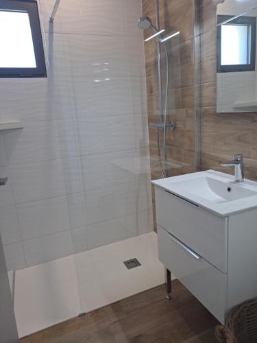 une salle de bain avec douche et lavabo dans l'établissement Platin, à Saint-Palais-sur-Mer