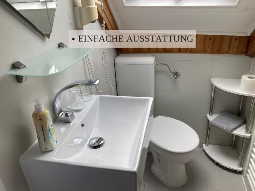 Bilik mandi di Haus Krabbe Zimmer ohne Küche, zentral gelegen zwischen Cuxhaven und Bremerhaven, Unterstellmöglichkeit für Fahrräder und E-Bikes, hauseigener Parkplatz, Hunde kostenfrei willkommen