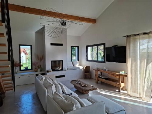 un salon avec un canapé et une table dans l'établissement Charmante villa familiale au calme à 15min des plages, à Ascain