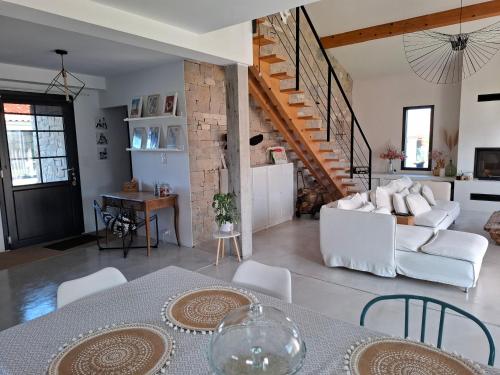 un salon avec un canapé blanc et une table dans l'établissement Charmante villa familiale au calme à 15min des plages, à Ascain