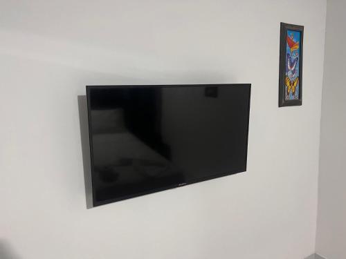 The Chill in Mansion Hostel Santa Martaにあるテレビまたはエンターテインメントセンター