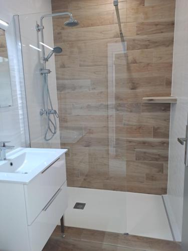 une salle de bain avec douche et lavabo dans l'établissement Cordouan, à Saint-Palais-sur-Mer