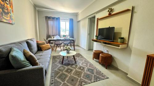 a living room with a couch and a table at Morada Belli - Apartamento no Centro in Serra Negra