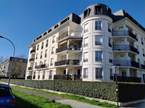 - un immeuble blanc sur le côté d'une rue dans l'établissement Appartement 65m2/2piéces/centre/parking privé, à Bordeaux